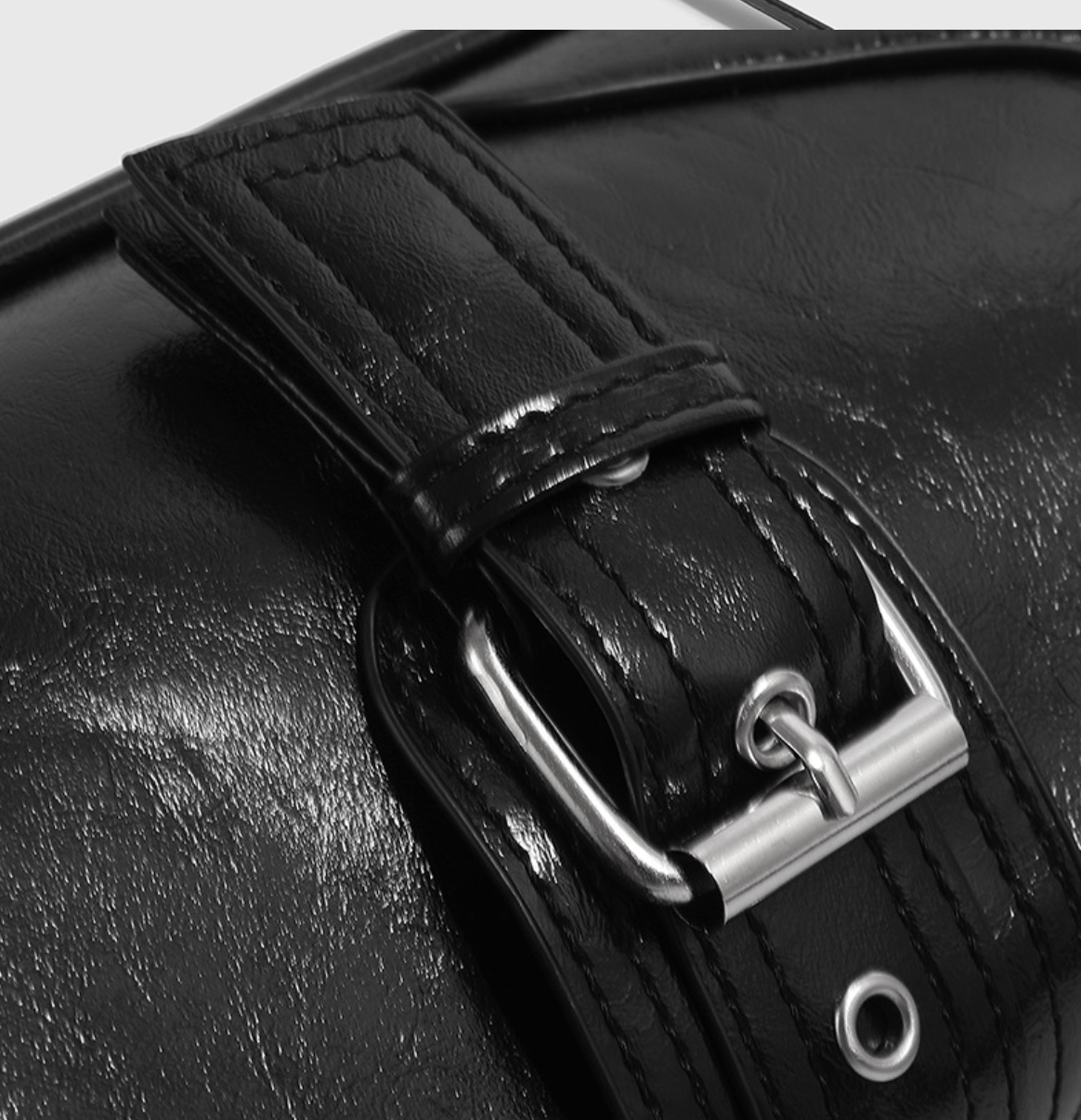 BOLD BUCKLE LETHER HANDBAG (3c.)