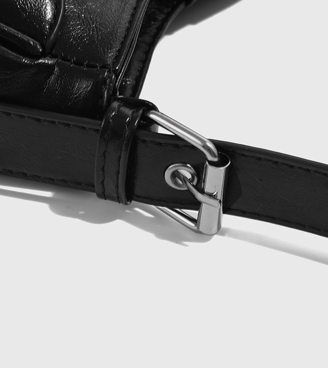 BOLD BUCKLE LETHER HANDBAG (3c.)