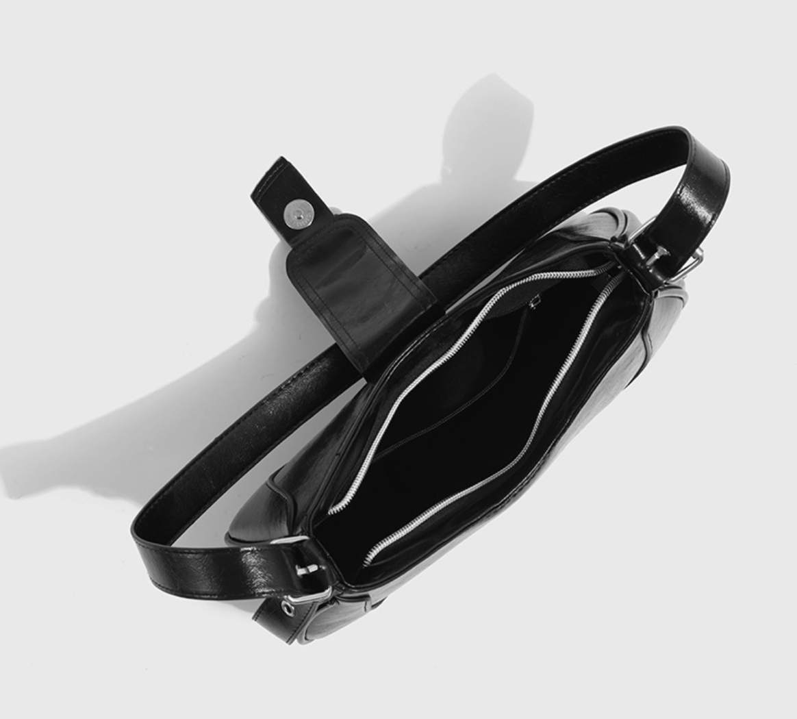 BOLD BUCKLE LETHER HANDBAG (3c.)