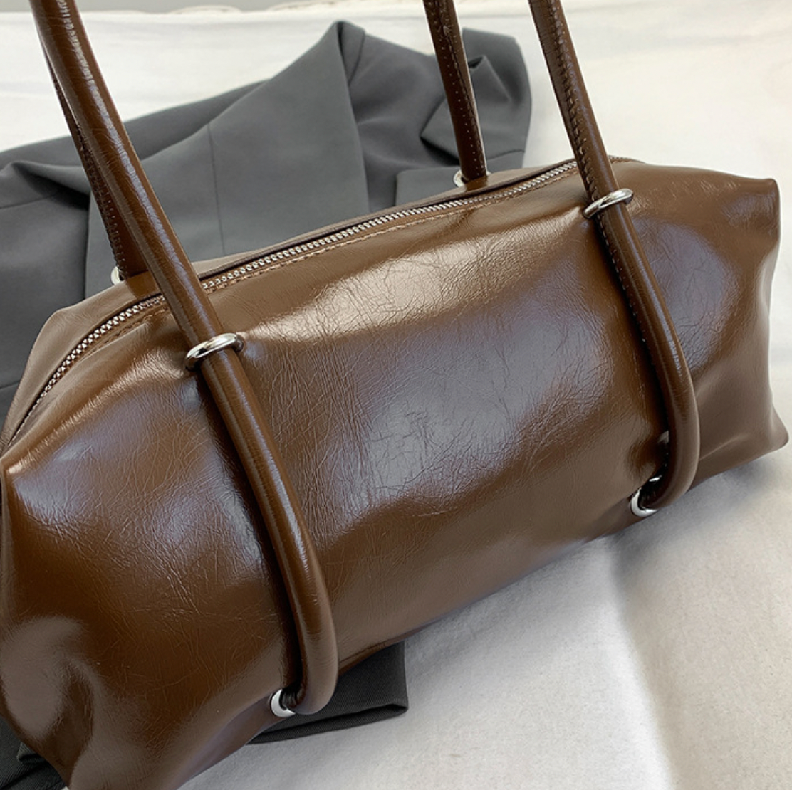 SPACIOUS BARREL SHOULDER BAG (2c.)